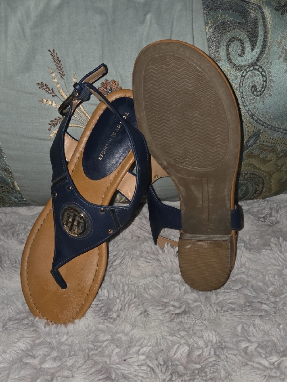 Tommy Hilfiger Navy Leather T‑Strap Sandals with Gold Logo - Picture 3 of 4